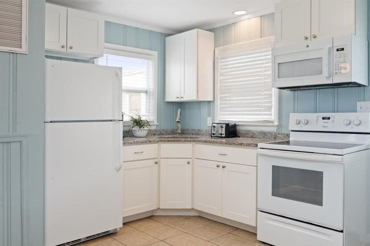 Coffee/tea maker, fridge, microwave, oven