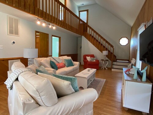 Island Haven - Hot Tub & Beautiful Water Views