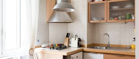 Réfrigérateur, surface de cuisson, bouilloire électrique, grille-pain