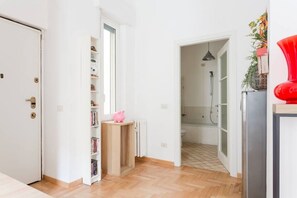 Combined shower/bathtub, hair dryer, bidet, towels - Washington Cosy and Comfortable Apartment (Milano)