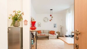 A modern apartment with a kitchen, a dining area, and a living room. - Washington Cosy and Comfortable Apartment (Milano)
