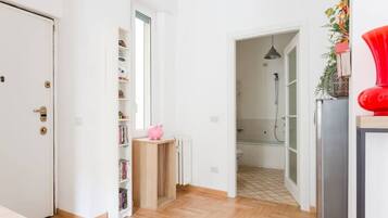 Kombination af bruser/badekar, hårtørrer, bidet