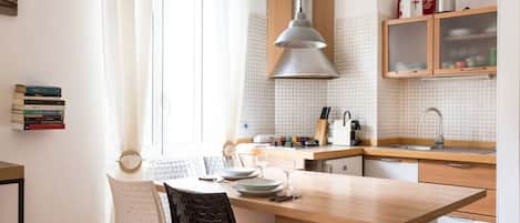 Kühlschrank, Herdplatte, Wasserkocher, Toaster