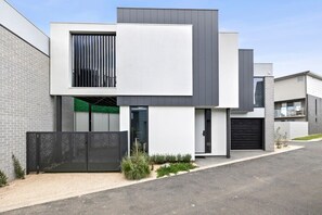 Exterior - Surf Central Townhouse: Walk to Beach and Shops (Torquay)