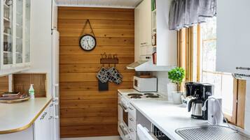 Een koelkast, een microgolfoven, een vaatwasser