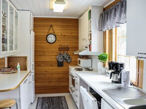 Fridge, microwave, dishwasher, cookware/dishes/utensils