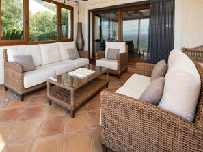 テレビ、暖炉、DVD プレーヤー