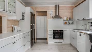 Frigorifero, microonde, lavastoviglie, pentole/stoviglie/utensili