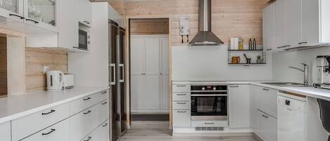 Refrigerador, microondas, lavavajillas y utensilios de cocina