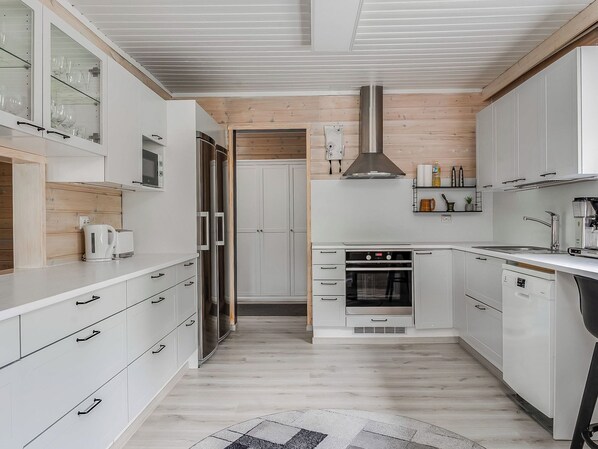 Fridge, microwave, dishwasher, cookware/dishes/utensils