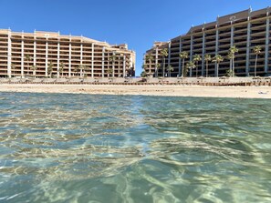 På stranden, solstolar och strandhanddukar