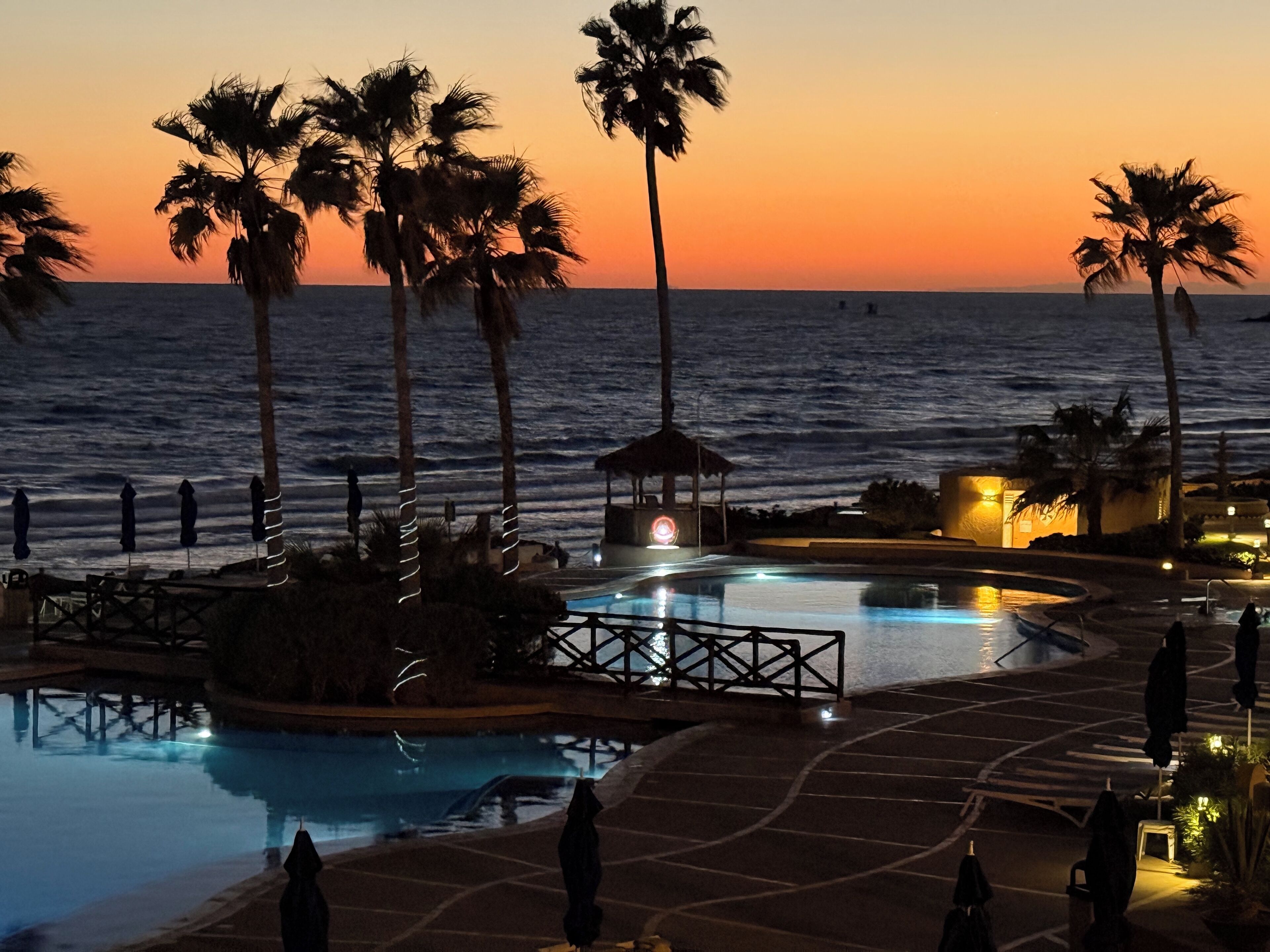 Una piscina al aire libre, una piscina climatizada