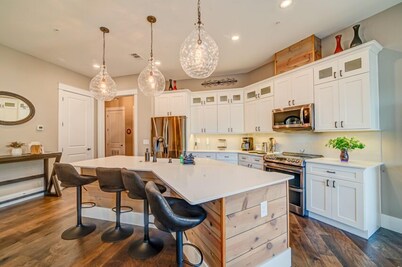 Postcard Perfect Downtown - Small town charm | Downtown Condo | Walk to shops