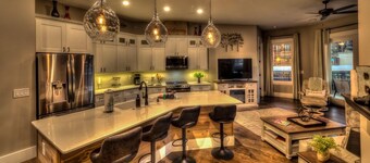 Postcard Perfect Downtown - Small town charm | Downtown Condo | Walk to shops