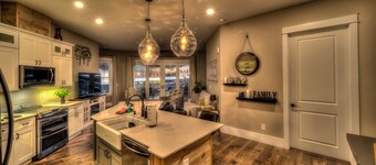 Postcard Perfect Downtown - Small town charm | Downtown Condo | Walk to shops