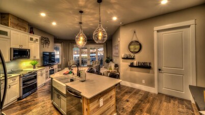 Postcard Perfect Downtown - Small town charm | Downtown Condo | Walk to shops