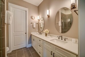 Combined shower/tub, hair dryer, towels