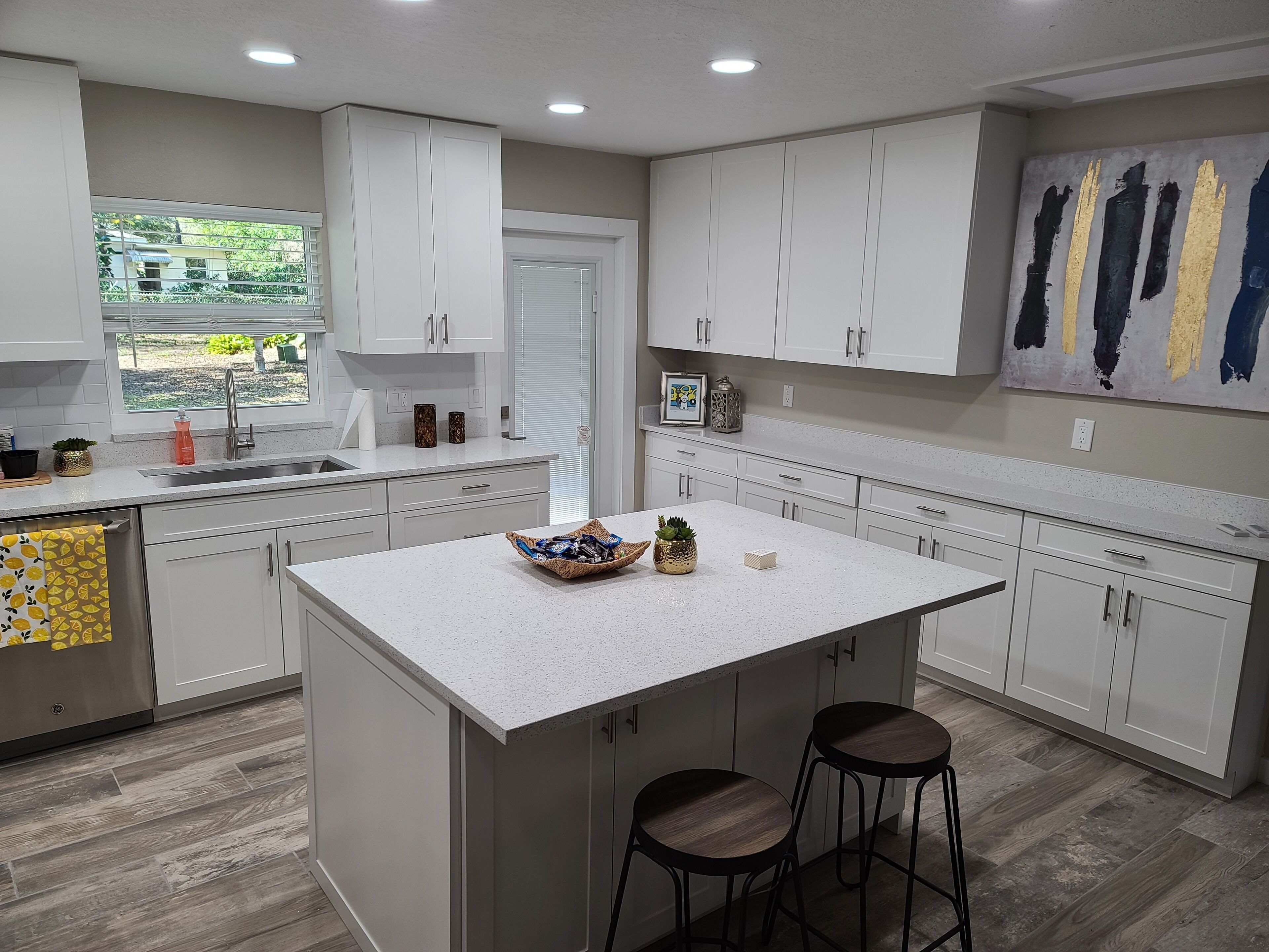 Kylskåp, mikrovågsugn, ugn och spishäll