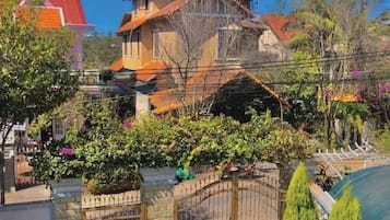 Deluxe driepersoonskamer, uitzicht op tuin | Terras