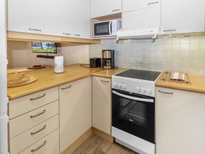 Fridge, microwave, dishwasher, cookware/dishes/utensils