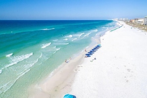 Una spiaggia nelle vicinanze