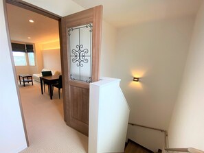 Apartamento, 2 quartos, para não fumantes (Maisonette) | Cofres nos quartos, escrivaninha, Wi-Fi de cortesia