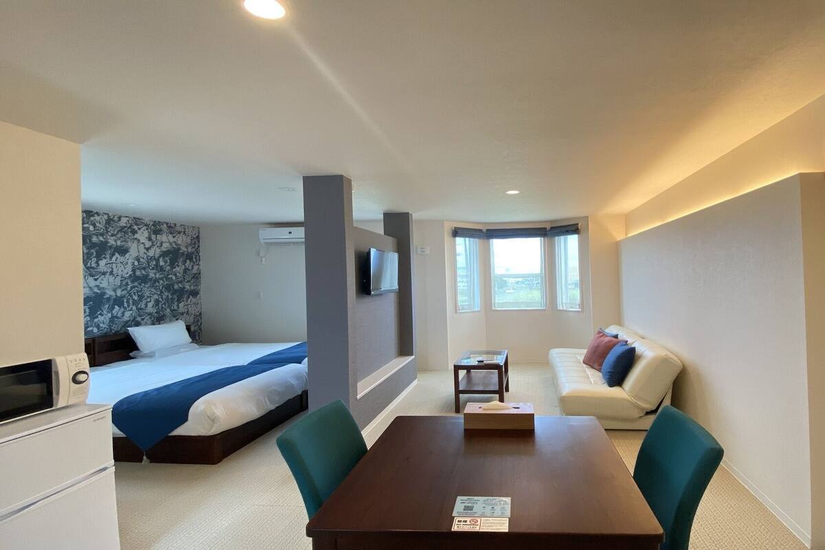 In-room safe, desk, WiFi (free)