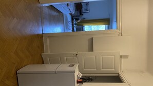 A compact living space with a kitchenette, a bed, and a dining area. - Beautiful 1-Bed Apartment in Stockholm (Stockholm)
