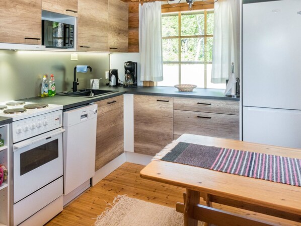 Kühlschrank, Mikrowelle, Geschirrspüler, Kochgeschirr/Geschirr/Besteck