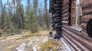 A log cabin with a stone pathway leading to the entrance, surrounded by a forest. - Vuosselin kuukkeli by Interhome (Kuusamo)