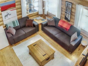 Un salon chaleureux avec deux canapés, une table basse et une cheminée.