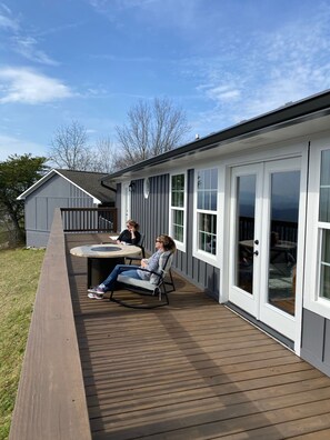 Outdoor dining - Mountaintop View (Trenton)