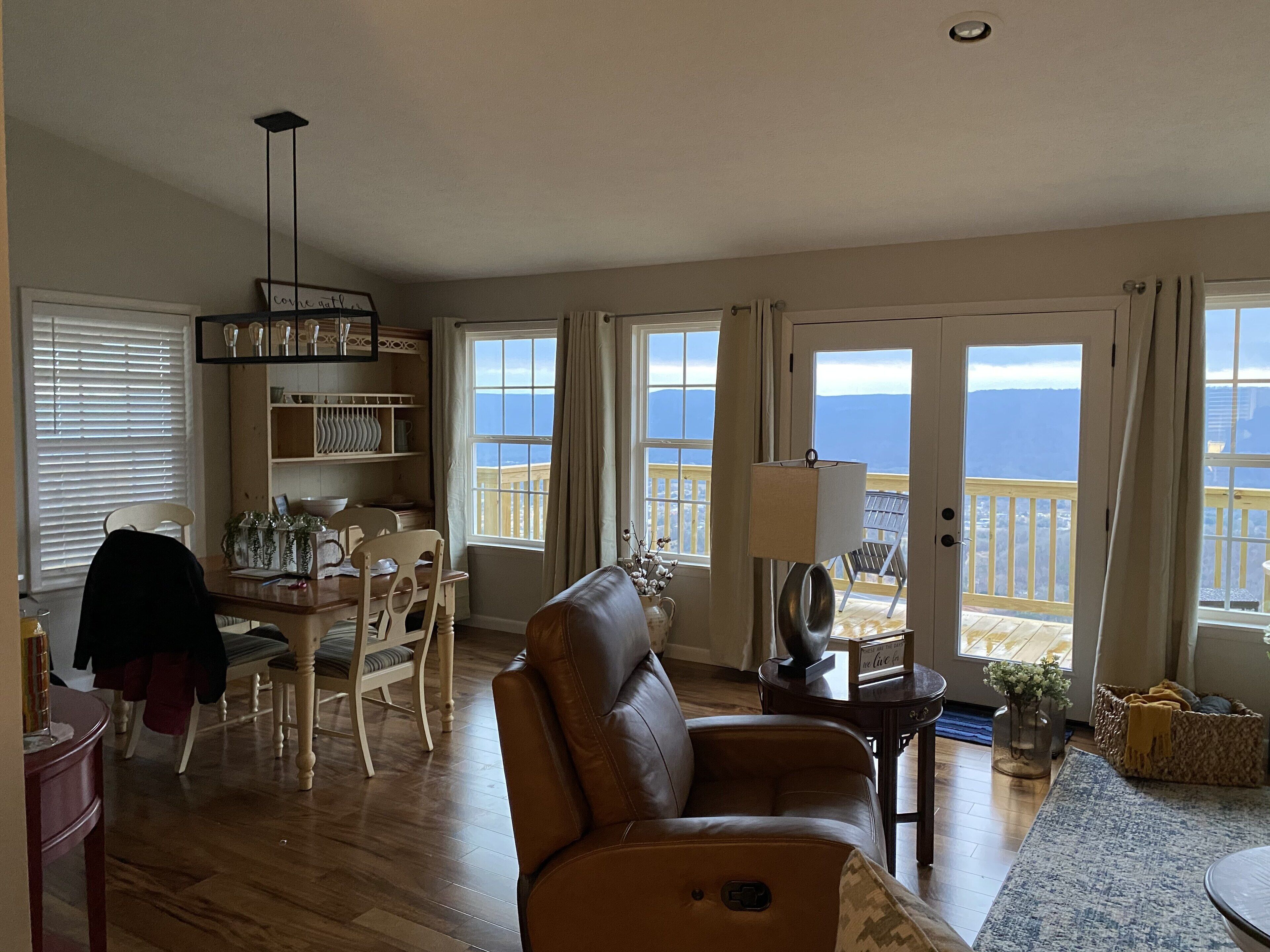 スマートテレビ、暖炉、書庫、ミュージックライブラリ