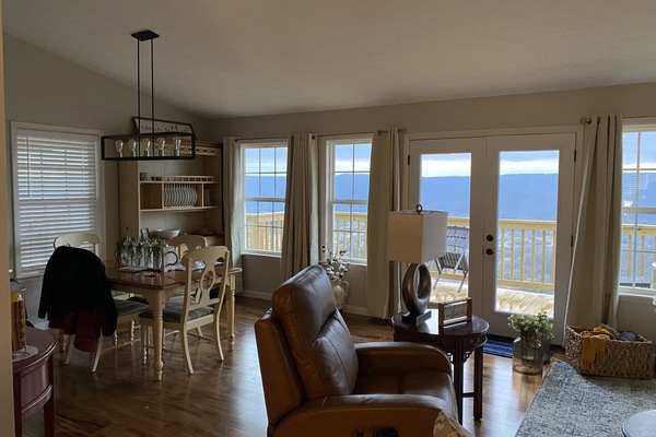 Smart-TV, Kamin, Bücher, Musikbibliothek