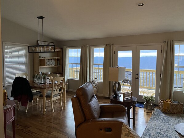 Smart TV, fireplace, books, music library