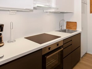 Fridge, microwave, dishwasher, cookware/dishes/utensils