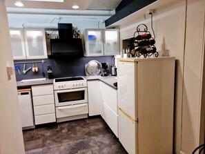 Kj øleskap, mikrobølgeovn, ovn og kokeplater