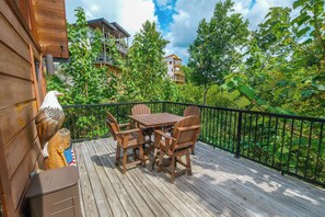 Outdoor dining - Patriots Den - Comfy Interiors, Cozy fireside nights, Wi-Fi and Porch Swings (Gatlinburg)