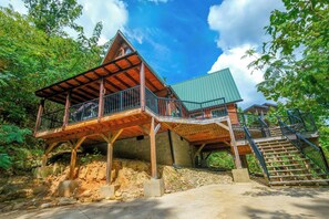 Exterior - Patriots Den - Comfy Interiors, Cozy fireside nights, Wi-Fi and Porch Swings (Gatlinburg)