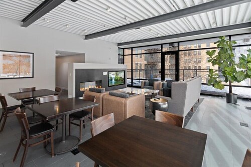 "Serenity of Evanston" 2 BDR/2Bath Modern-Luxe Suite