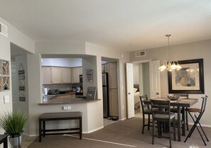 Dining - 2 Bd/2Ba in Central Phx with a private patio, 2 pools, 2 hot tubs gated complex! (Phoenix)