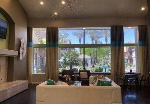 2 Bd/2Ba in Central Phx with a private patio, 2 pools, 2 hot tubs gated complex!