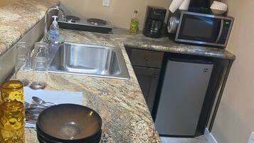 Réfrigérateur, micro-ondes, plaque de cuisson, cafetiÚre/bouilloire