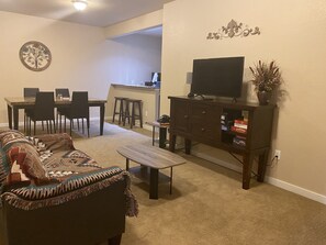 Smart-TV, Kamin, Arbeitsbereiche, Computerbildschirme