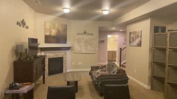 TV connectée, cheminée, espaces bureaux, écrans d'ordinateur