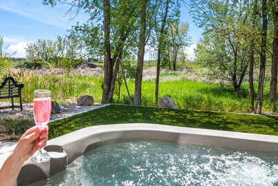 Entire Home, Sleeps 16, Private Outdoor Hot tub, Pool Table, Near Ski resorts