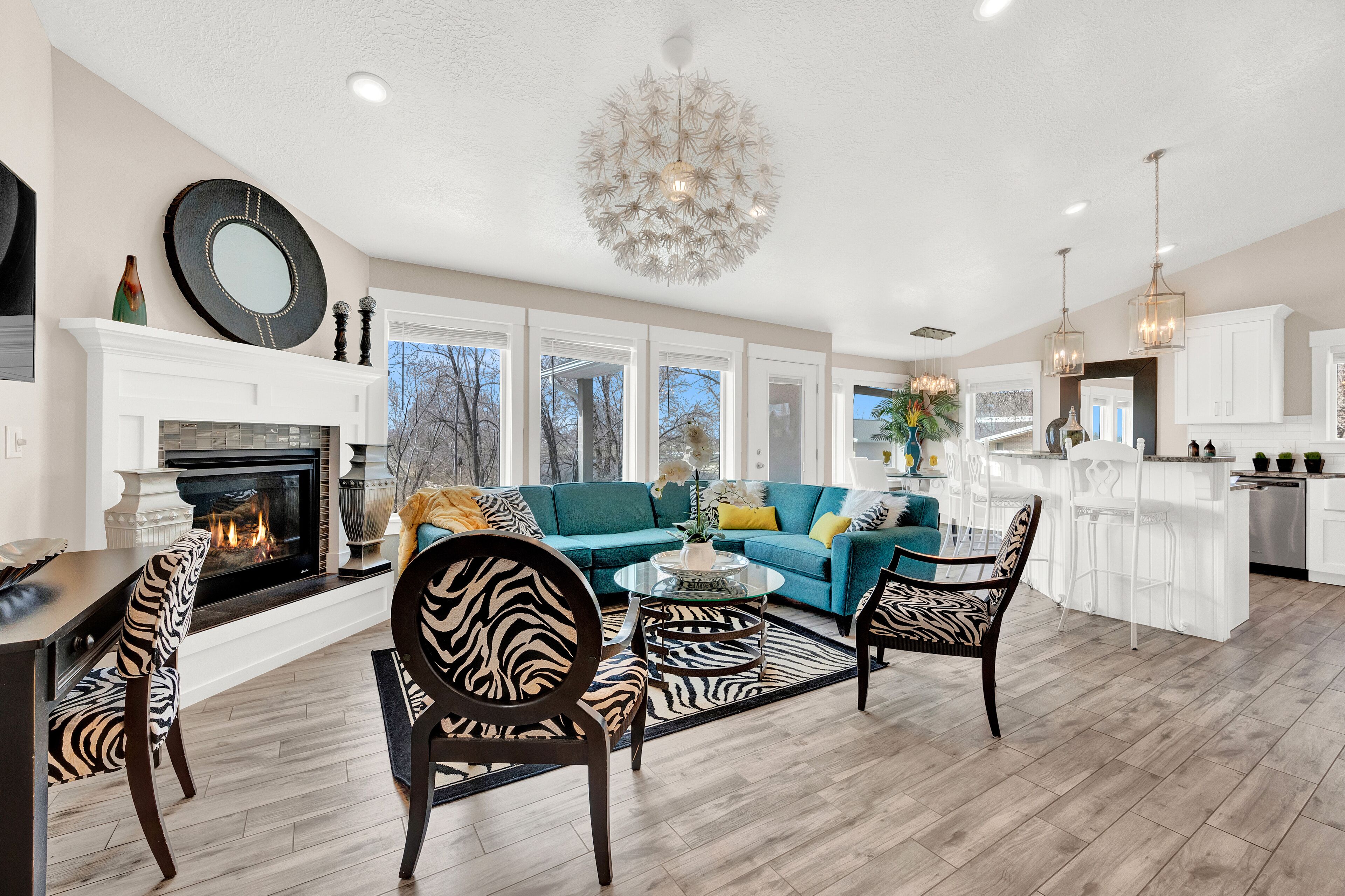 TV connectée, cheminée, livres