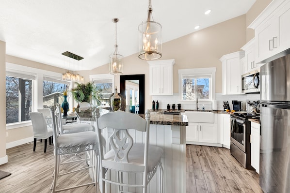 Jääkaappi, mikroaaltouuni, uuni, liesi