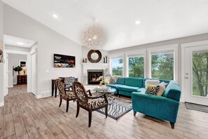 Älytelevisio, takka, kirjoja