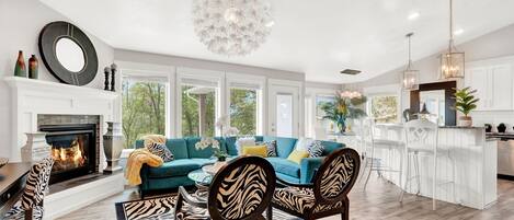 スマートテレビ、暖炉、書庫